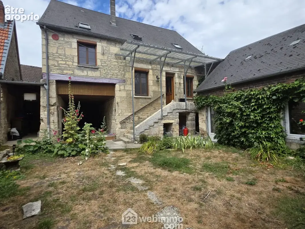 Commençons la visite par une première maison pleine de potentiel