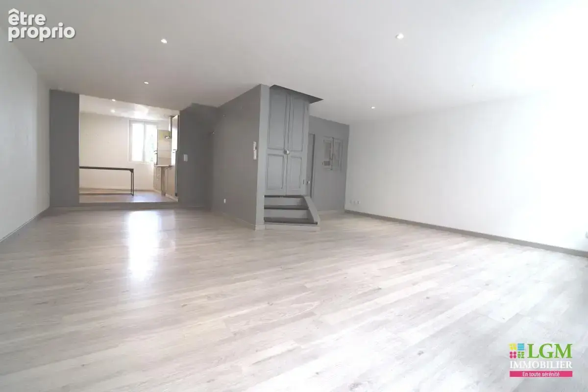 VISAN (84) - De beaux volumes pour cette maison de village de 150 m² avec 3 chambres et vue sur la vallée - photo 2
