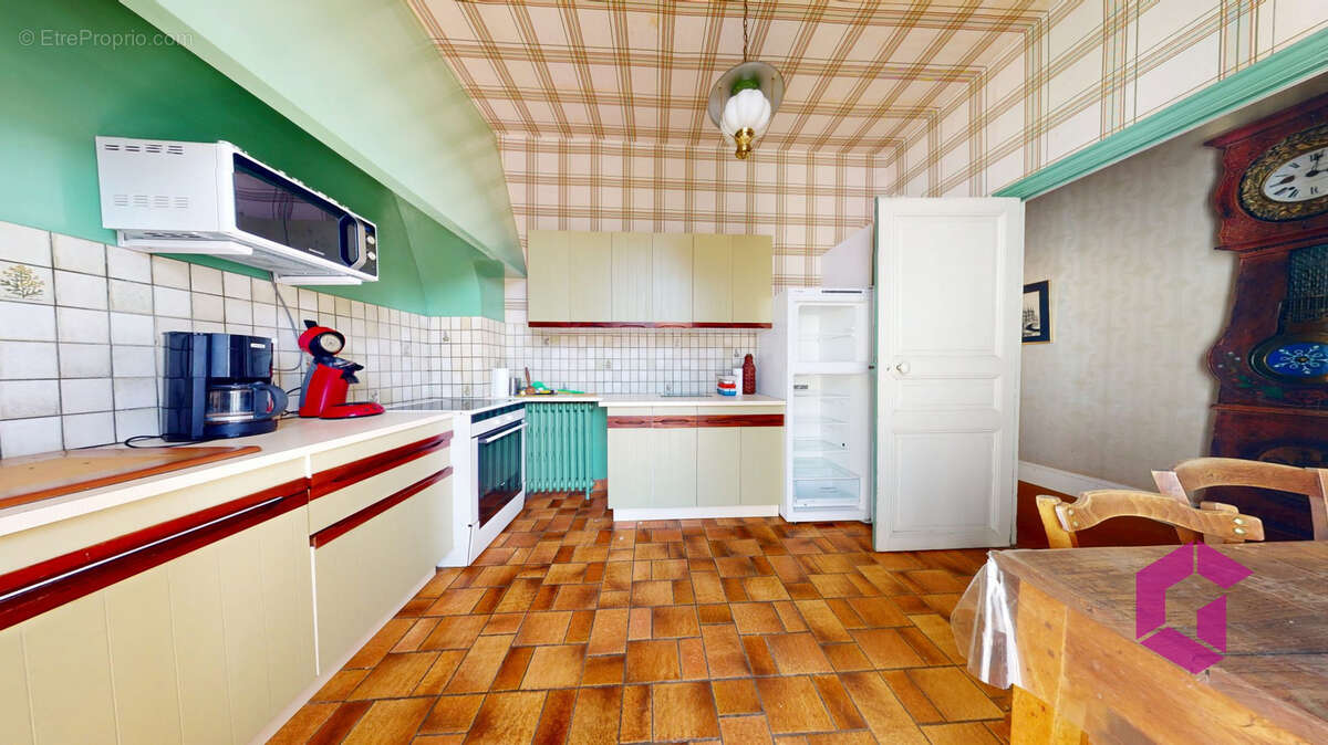 Issoire centre- immeuble avec 3 appartements et local professionnel loue - photo 5