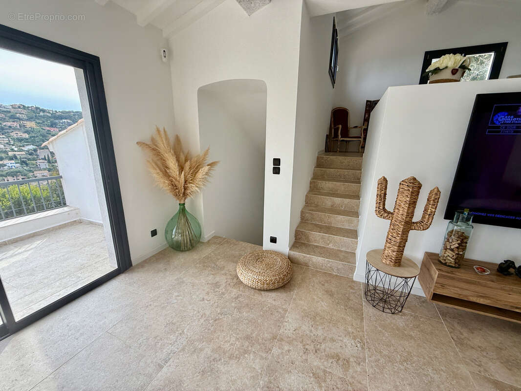Bien d’exception - Maison rénovée dans impasse avec panorama mer spectaculaire - photo 9