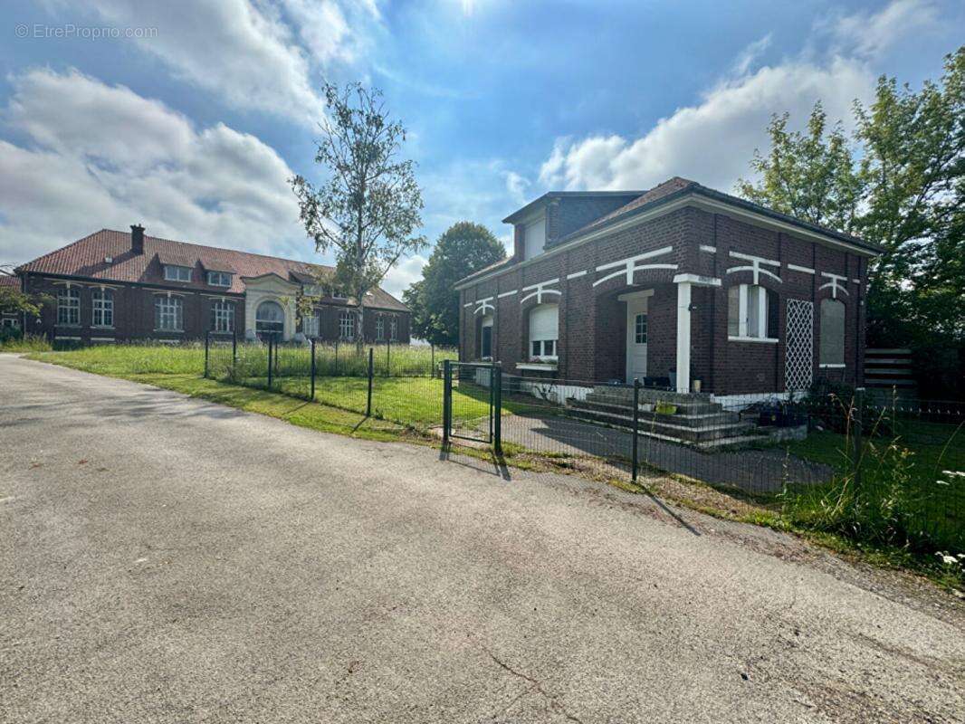 Ensemble  immobilier exceptionnel  pour investisseurs  ou bailleurs sociaux .Terrain  7159m2 Surface hab:1883m2 - photo 2