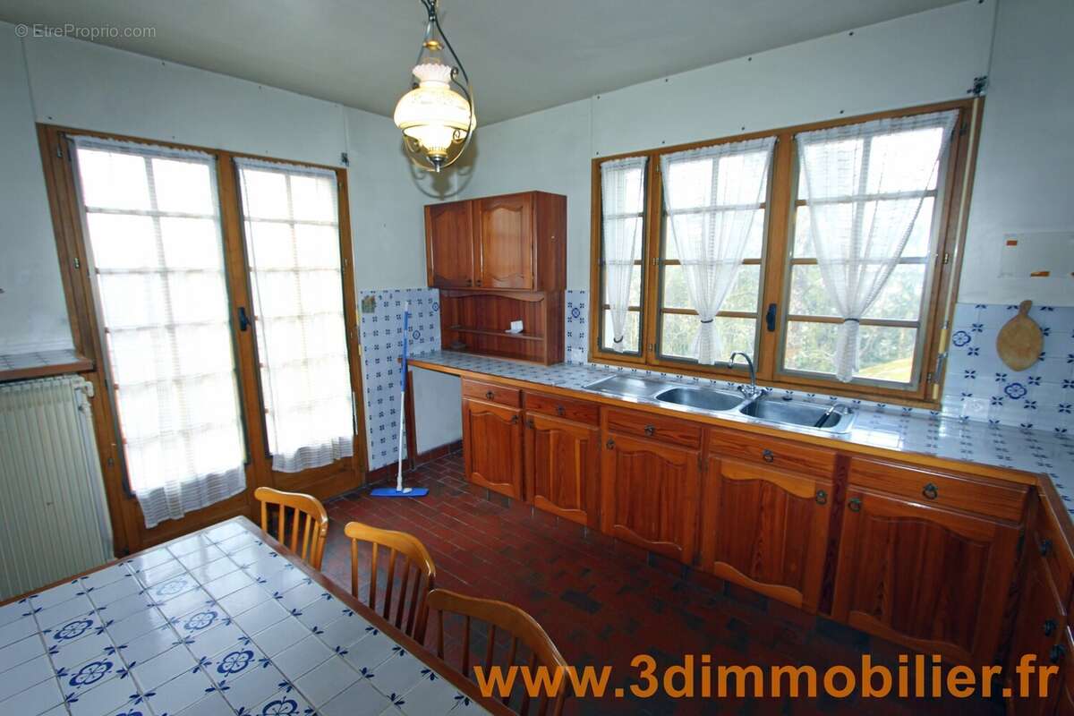 ETAGE 1 : CUISINE - Maison à CLAIRVAUX-LES-LACS