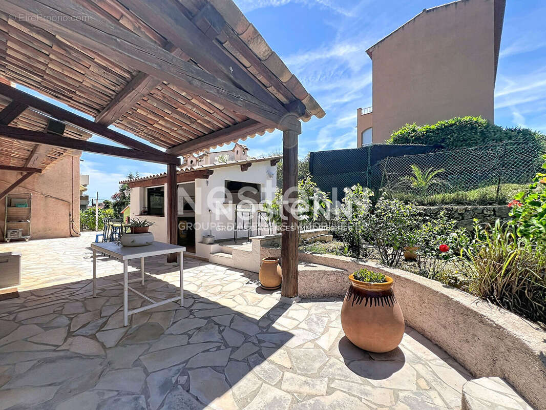Golfe-Juan - Maison 5P 126 m² + Appartement indépendant 3P 98 m² - Terrain 1 480 m² - Sous-sol 70 m² - Parkings - Proche mer - photo 4