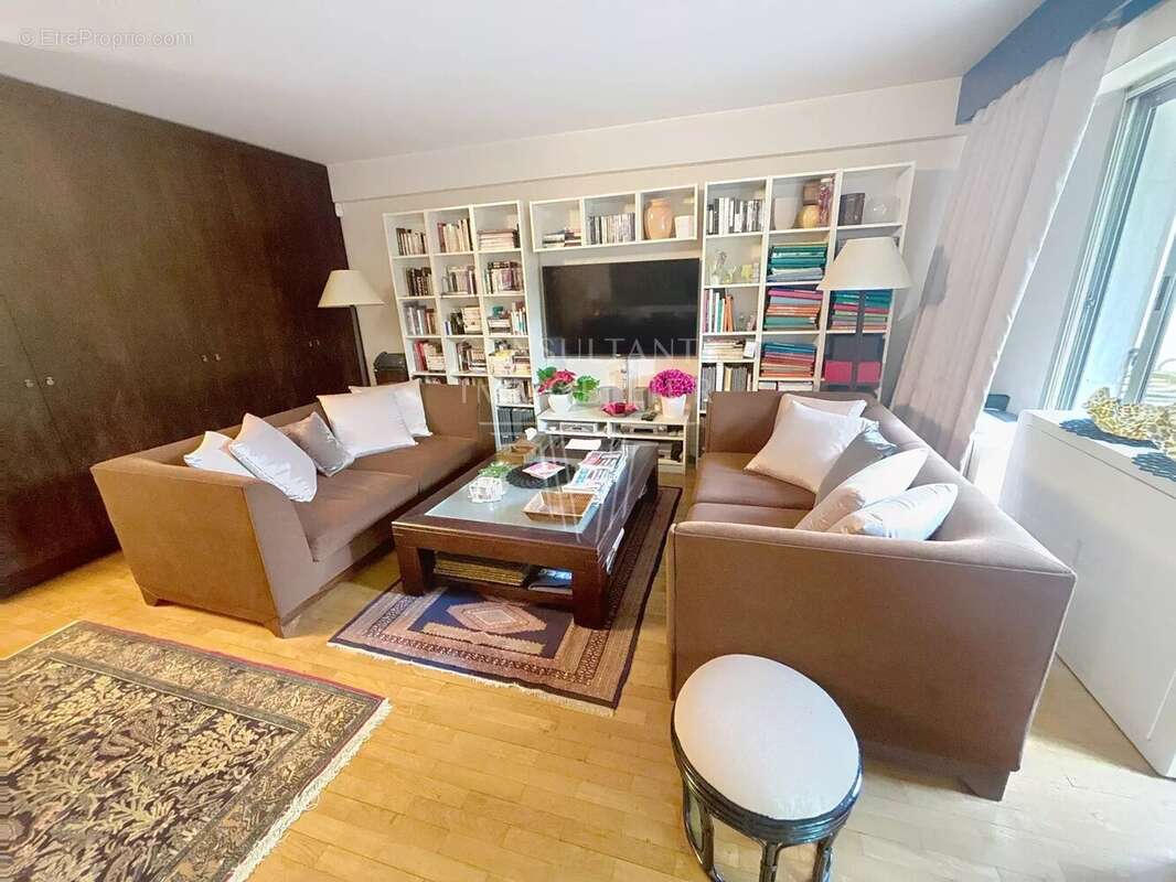 Appartement à NEUILLY-SUR-SEINE