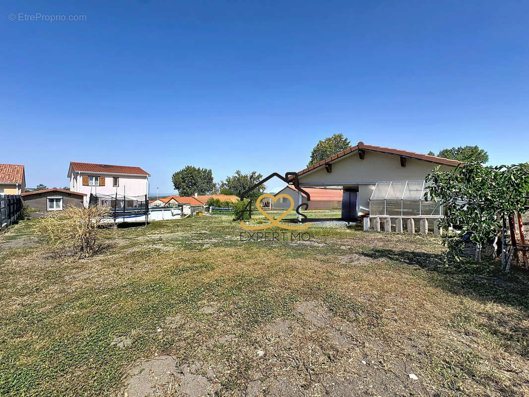 Maison familiale avec annexes - reignat 63160 - photo 5