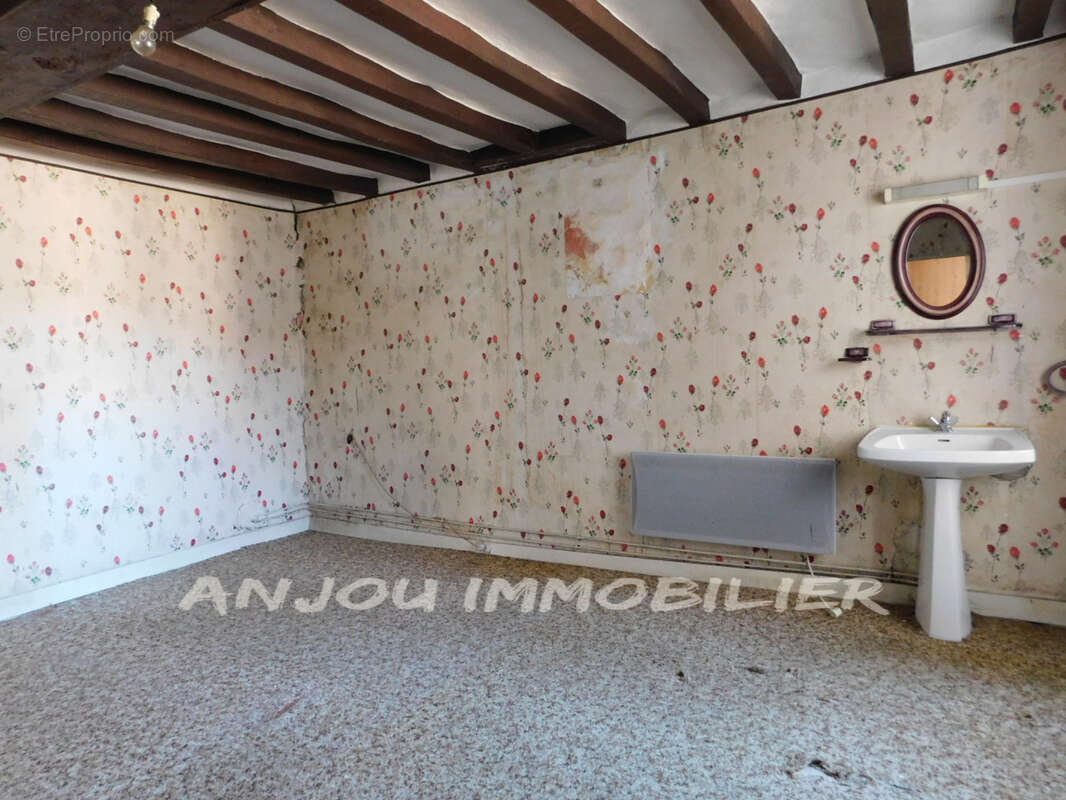 Maison à SAINT-QUENTIN-LES-ANGES