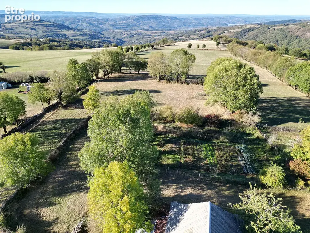 Ensemble immobilier, maison, grange sur une parcelle de 1300 m², AUBRAC - photo 3