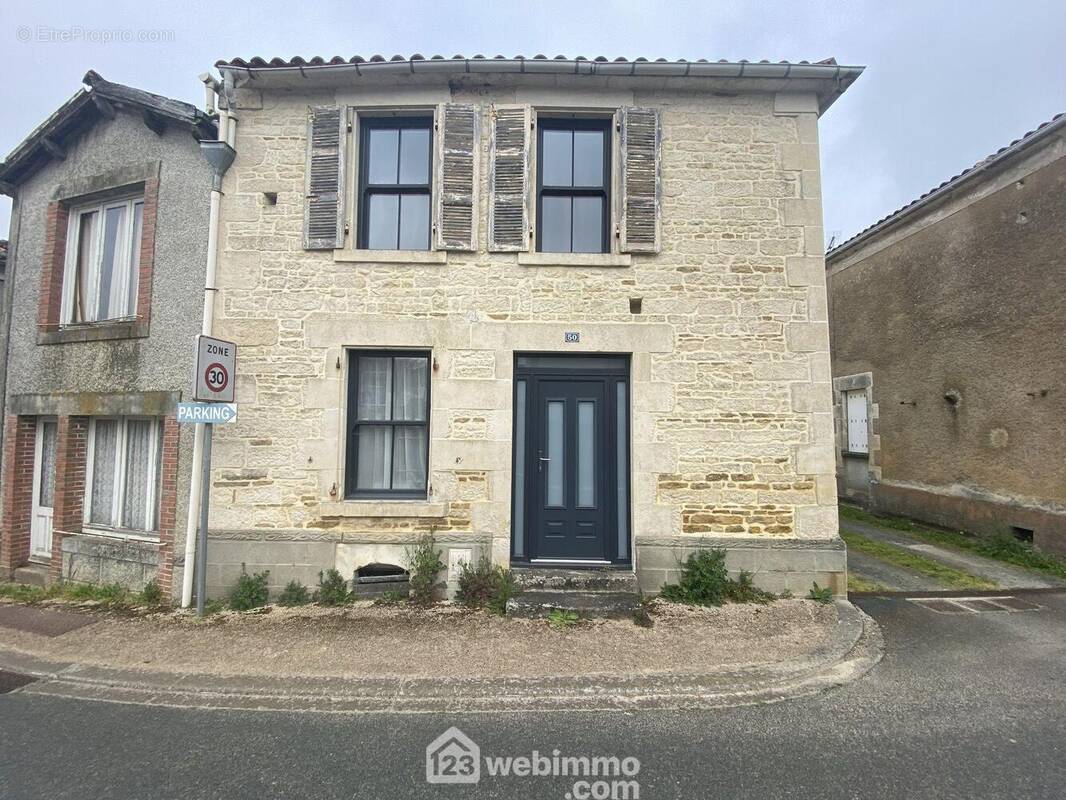 Maison de bourg mitoyenne - Maison à LA JAUDONNIERE