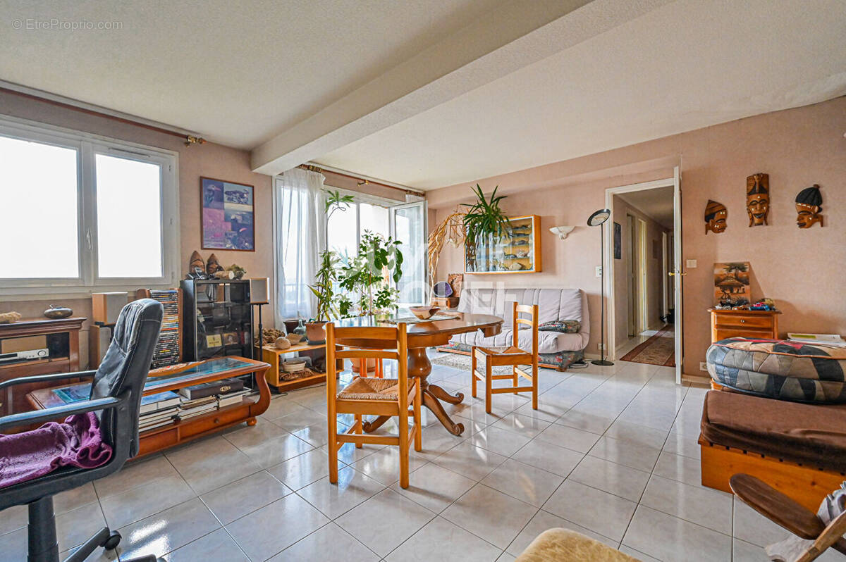 Appartement à CHARENTON-LE-PONT