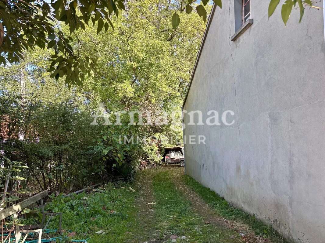 Maison à VIC-FEZENSAC