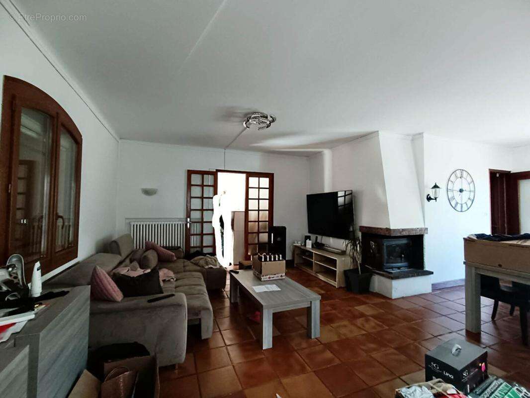 Maison à SAINT-MITRE-LES-REMPARTS