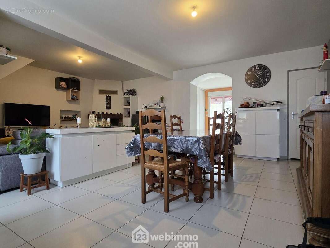 Dès l&#039;entrée voici le bel espace de vie de 36m², ouvert, lumineux et convivial pour recevoir et profiter en famille. - Maison à REVILLON