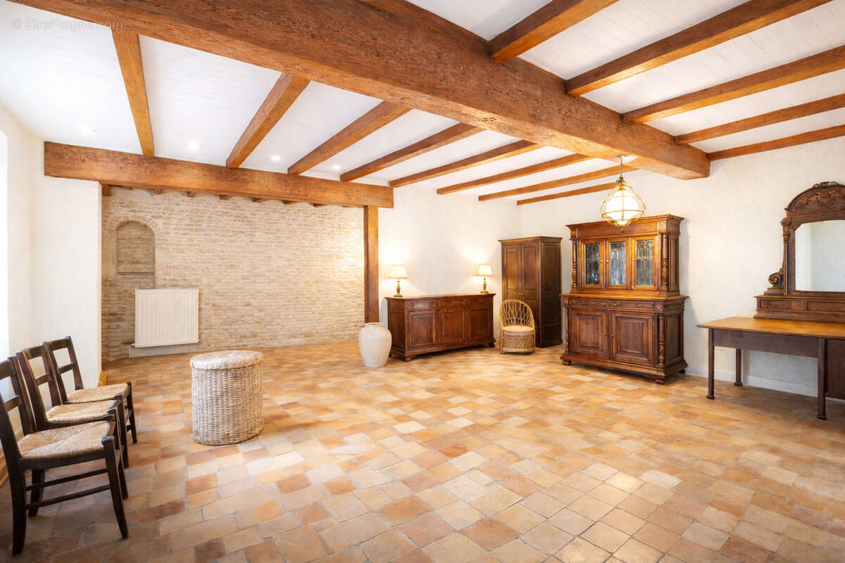 Maison à SAINT-MEME-LES-CARRIERES