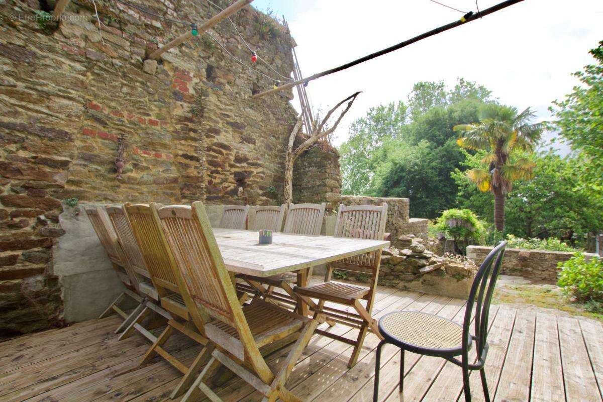 Maison de caractère en pierre – cœur de bourg – jardin clos – environnement calme - photo 9