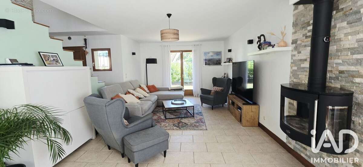 Maison 164 m² à Conde-Sainte-Libiaire  - photo 2