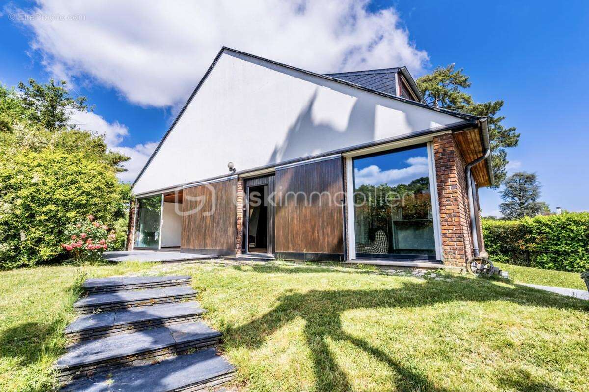 Maison à MARNES-LA-COQUETTE