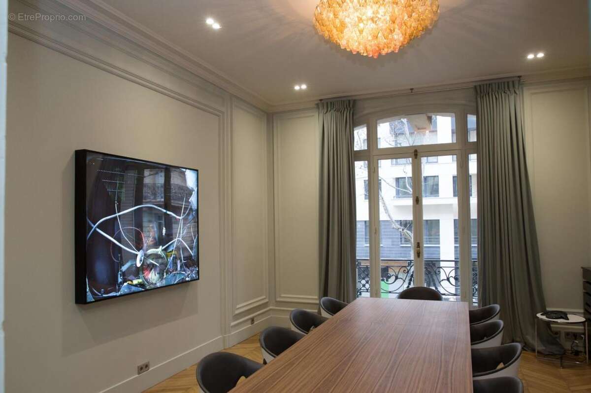 A VENDRE Paris 16ᵉ – Avenue Victor Hugo – Superbe appartement / local professionnel - photo 3