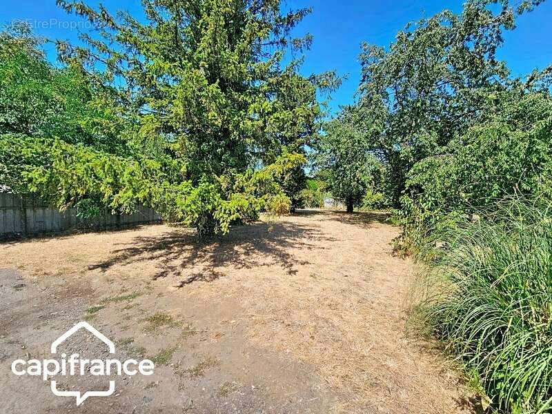 Local d’activité 260 m² + logement 132 m² – parking privé – terrain 1 690 m² – forte visibilité – Thouars (79100) - photo 7
