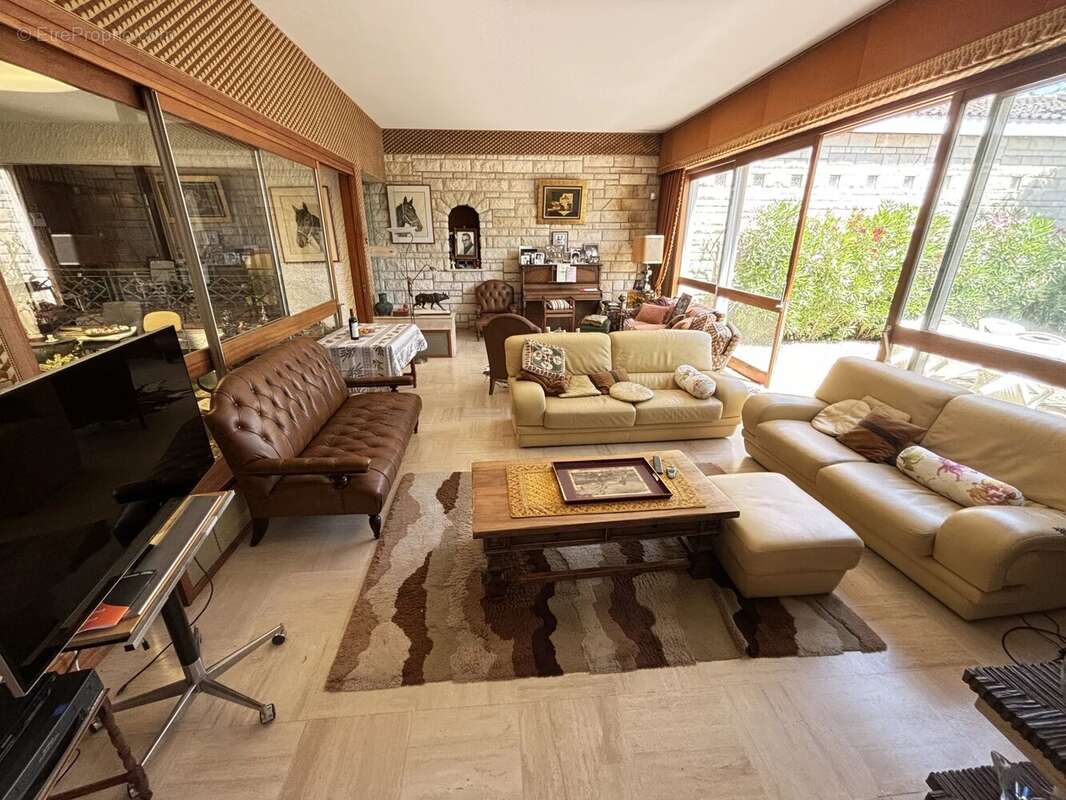 Superbe maison familiale de cinq chambres située dans un magnifique jardin et à distance de marche de Civray - photo 6