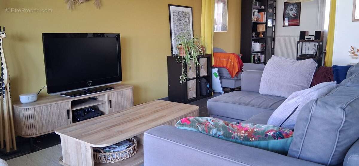 Spacieux séjour lumineux situé à proximité de Louviers, idéal pour profiter d'un cadre de vie agréable avec un accès rapide à l'A13 et à la RN154. - Maison à LOUVIERS