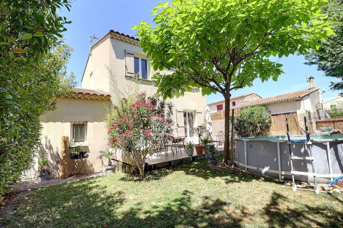 Maison à ENTRAIGUES-SUR-LA-SORGUE