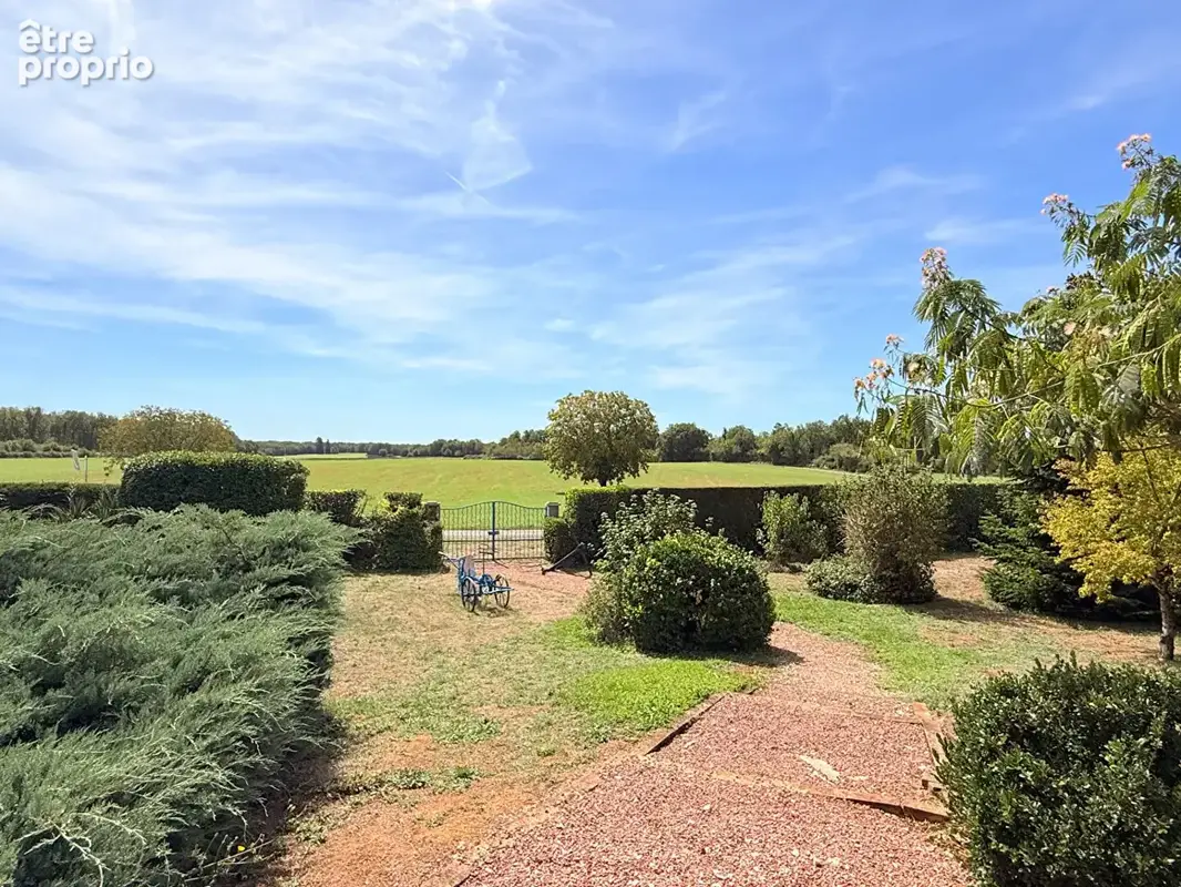 Volets bleus, piscine et vues sur la campagne, près de La Rochefoucauld - photo 4