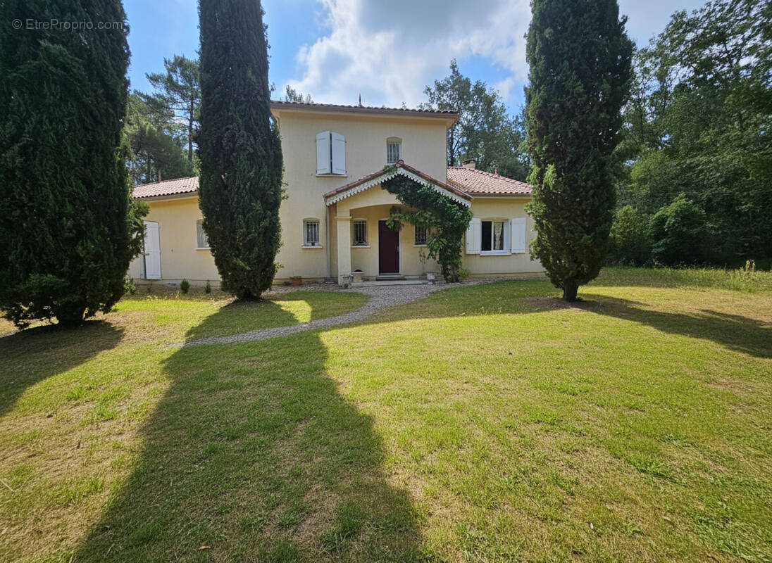 Maison à SAINT-PIERRE-DE-CHIGNAC