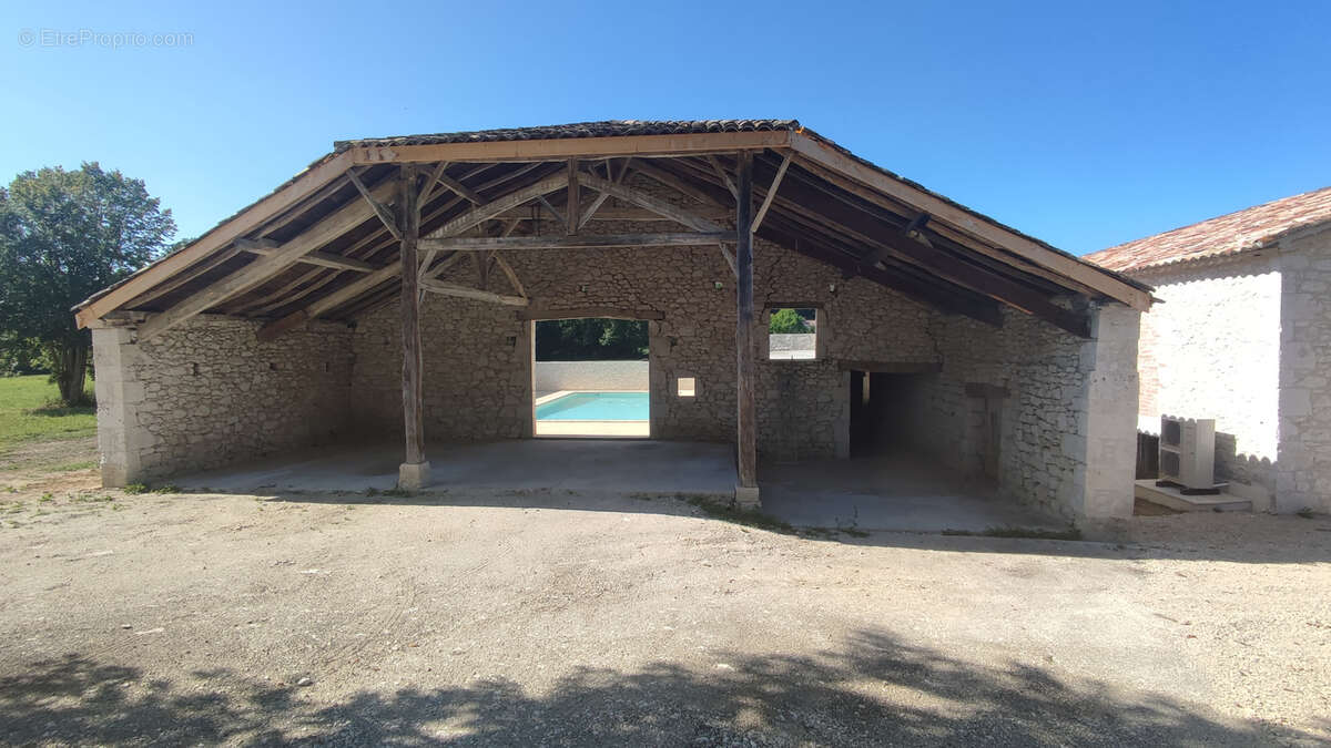 Maison à MONTAIGU-DE-QUERCY