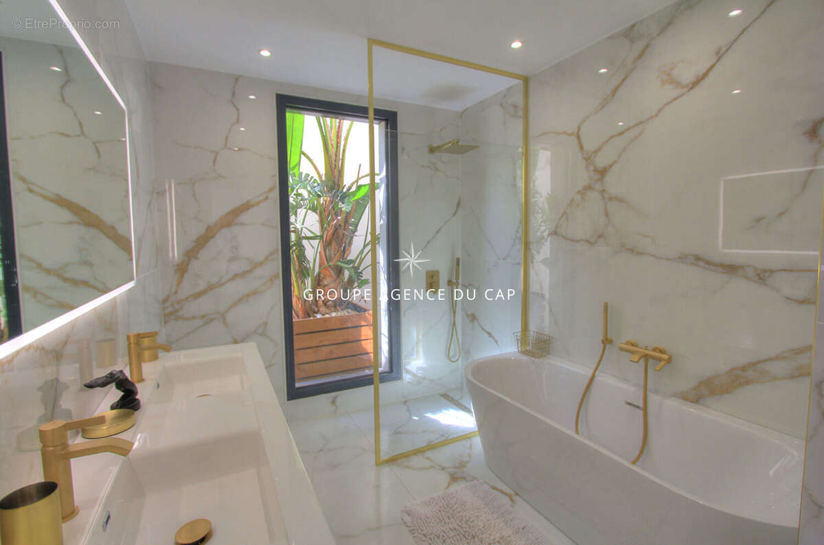 À vendre villa contemporaine de 350m² 8 pièces avec vue mer, à pied des plages et des commerces des issambres - photo 9