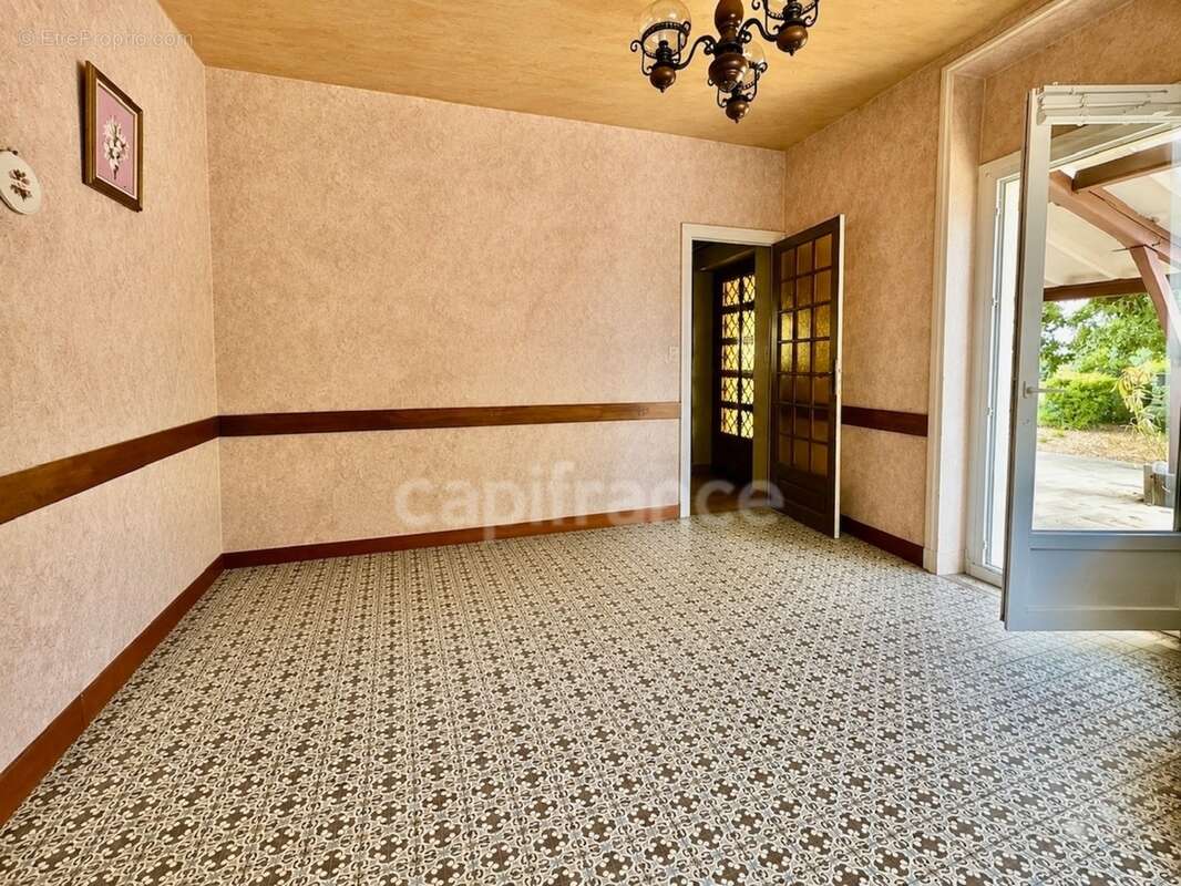 Maison à vendre à OUCHES 4 chambres 128m2 sur 1504m2 de terrain - dependance de 45m2 au sol - photo 2