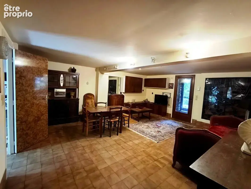 Central et calme sur 1400m² de terrain ! Propriété meulière de caractère de 250m² comprenant séjour triple et 5 chambres, sur un - photo 13