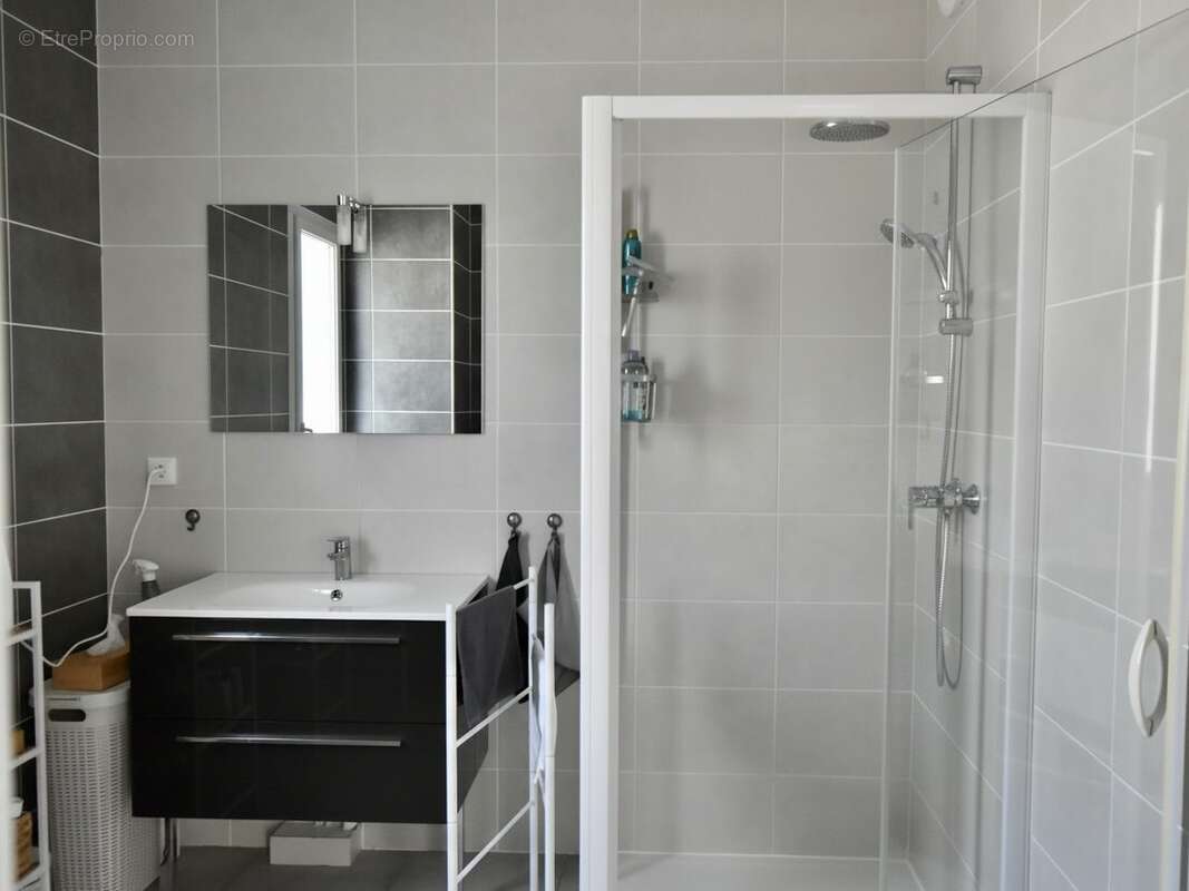 Salle d'eau T2 - Appartement à LA GARDE