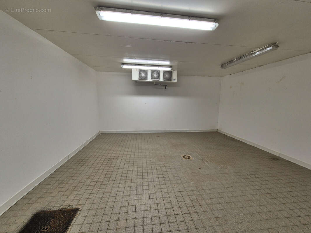 Bâtiment industriel à vendre   Alès • ±660 m2 sur terrain clos 1 389 m2 - photo 4
