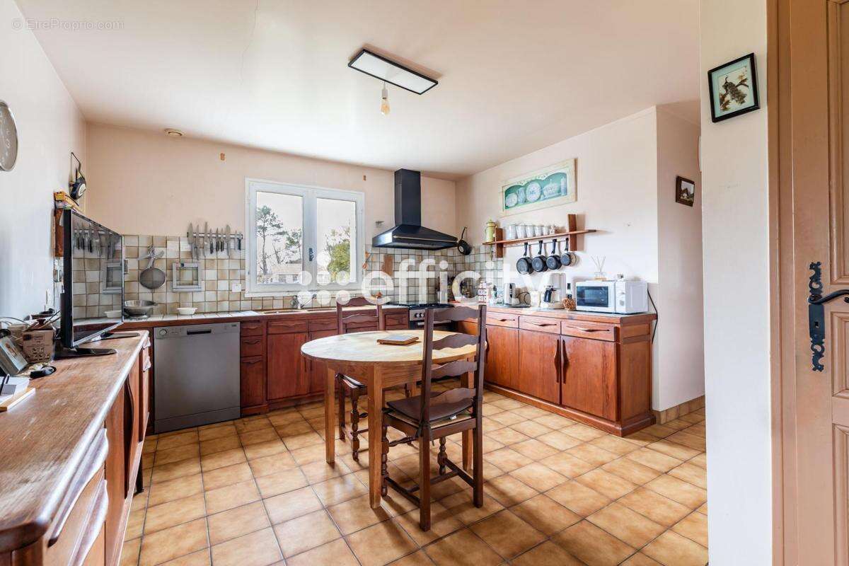 Maison 155 m² à Salles  - photo 6