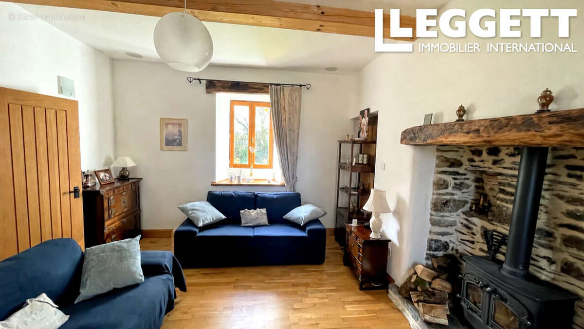 Superbe maison en pierre de caractère avec 2 chambres, située dans un hameau paisible. Terrain de 2825 m² - photo 4
