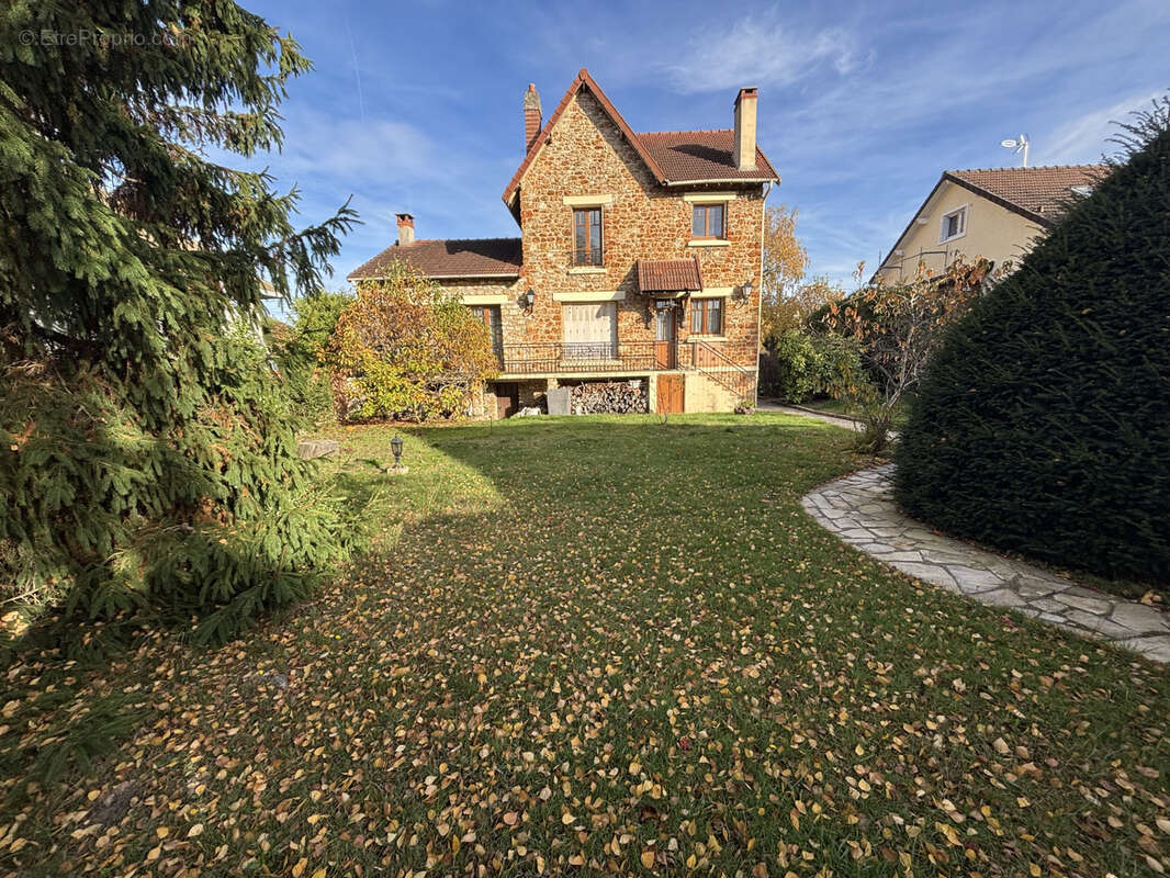 Maison à SAINTE-GENEVIEVE-DES-BOIS