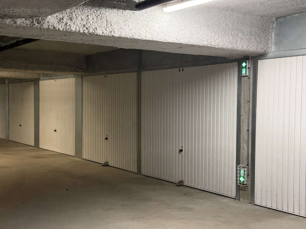 Parking à SAINT-AVE