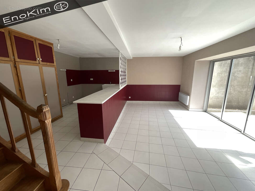 Ensemble immobilier avec maison d'habitation et local commercial - Fort potentiel. - photo 2