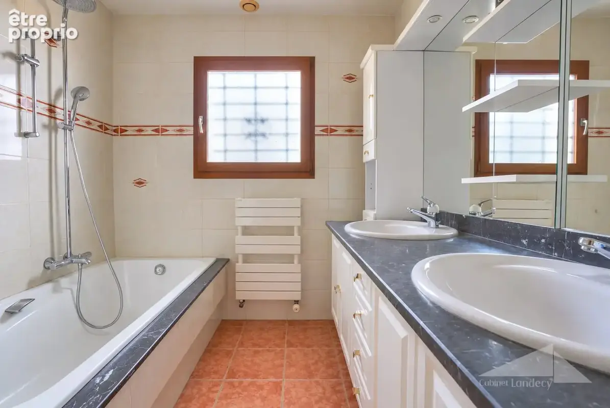 Maison 7 pièces 205 m² à vendre à Saint-Genis-Pouilly (01630) - photo 9