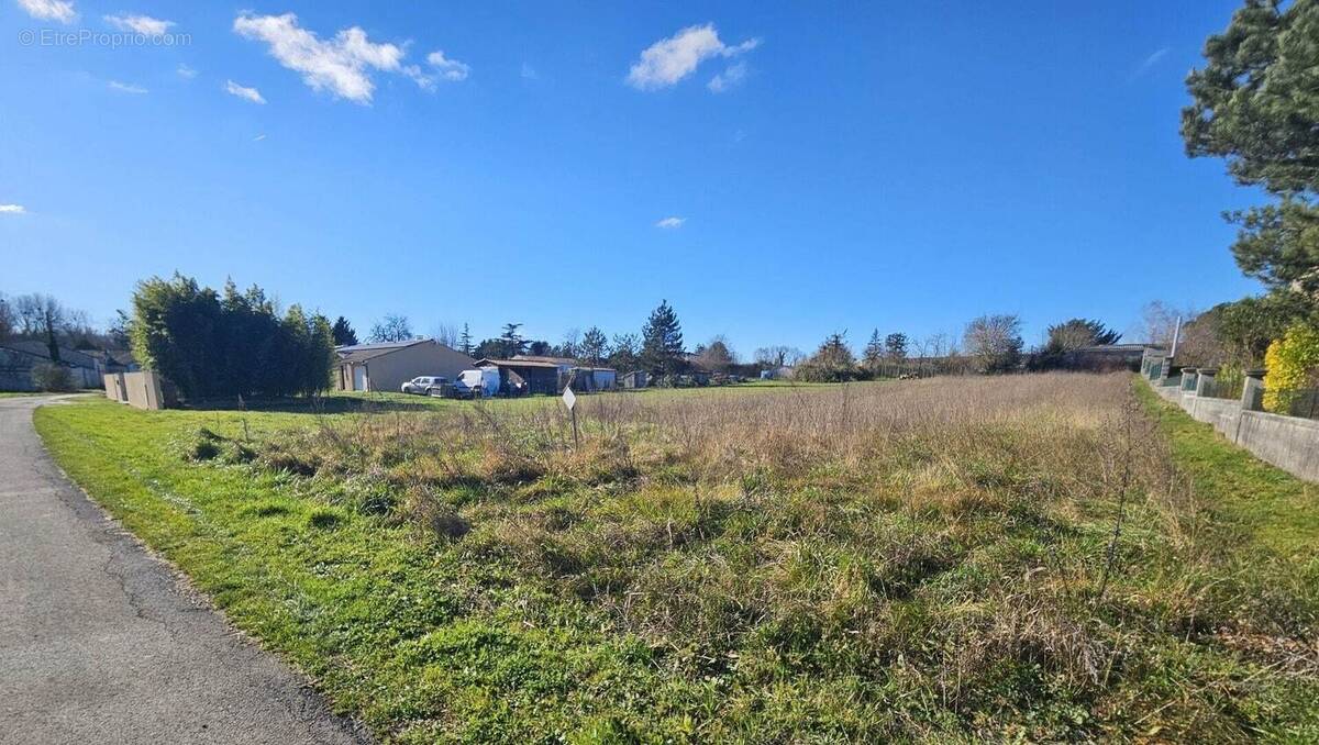 Terrain à ANGEAC-CHAMPAGNE