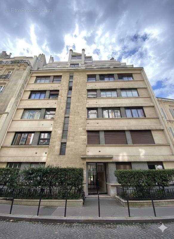 Appartement à PARIS-16E