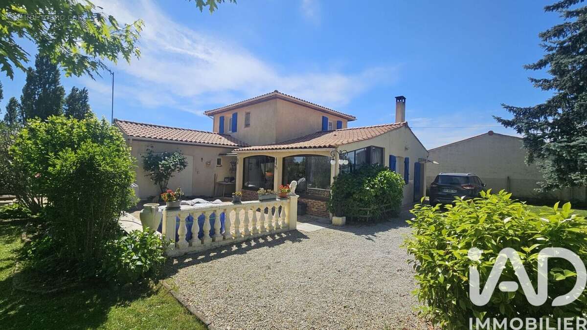 Maison 137 m² à Le Douhet  - photo 2