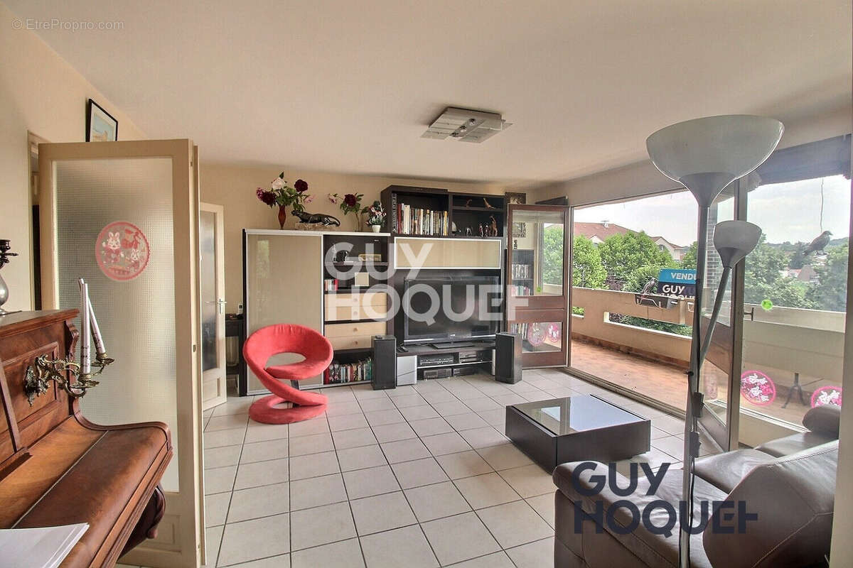 Appartement 5 pièces ? Résidence recherchée avec parking et cave  Découvrez ce bel appartement de 5 pièces, situé au sein d'une  - photo 3