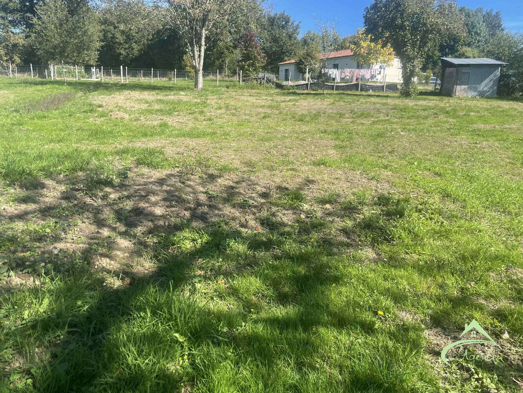 Terrain à CHAILLAC-SUR-VIENNE