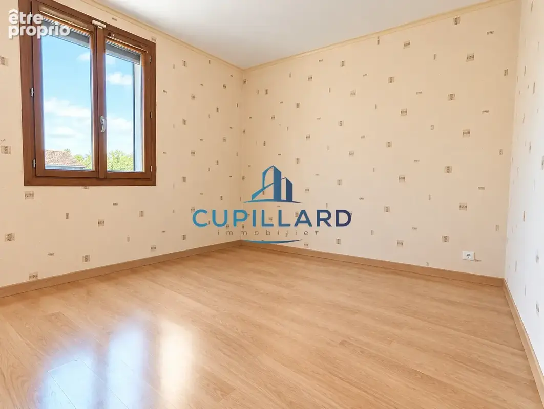 Maison de plain-pied avec jardin, véranda et dépendances à Villerest 42300 - photo 9