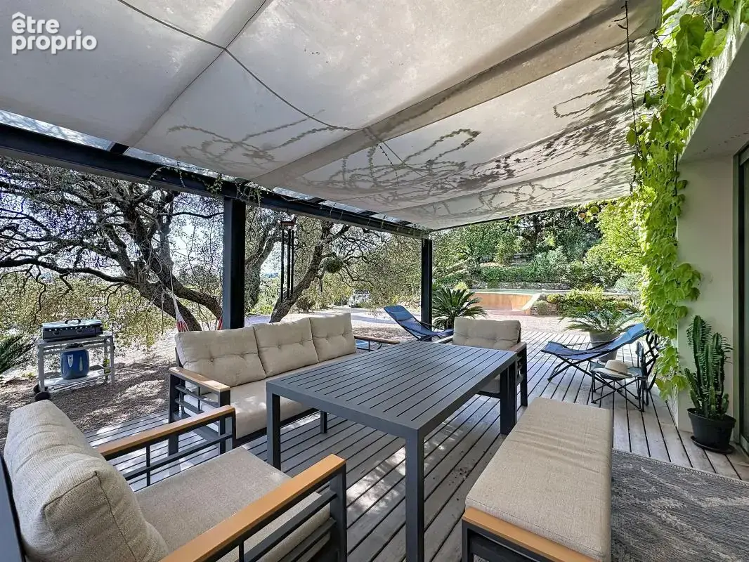 Grande maison familiale de charme avec piscine à débordement, terrasse en bois exotique et terrain arboré de 1 709 m² — Fréjus - photo 13