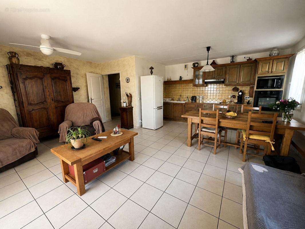 Appartement à SAINT-MITRE-LES-REMPARTS