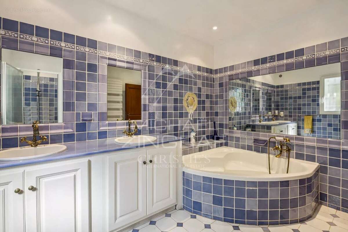 Maison à SAINT-CEZAIRE-SUR-SIAGNE