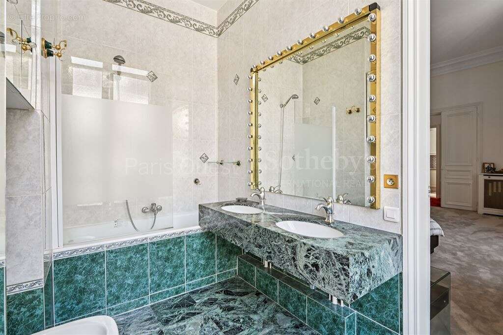 Appartement à PARIS-16E