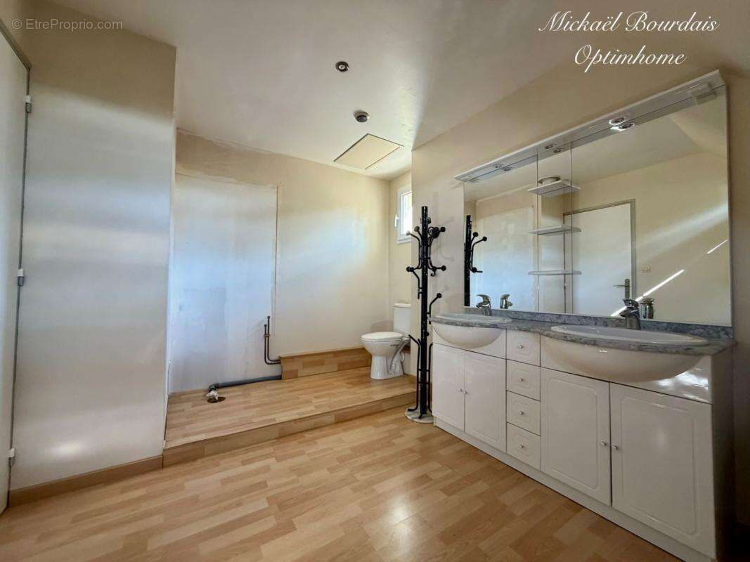 EXCLUSIVITÉ – LE LUDE – Maison 4 chambres - Vie de plain-pied - 3 garages - Terrain clos - Centre-ville à pied - photo 13